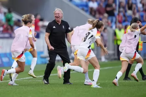 Bundestrainer Horst Hrubesch und die Spielerinnen bejubeln die Sieg ihrer Mannschaft beim Spiel um Platz drei bei den Olympische