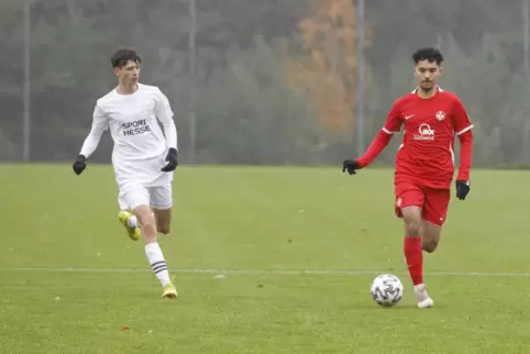 Schoss gegen Leverkusen die Lauterer 3:1-Führung mit einem Freistoß: Mert Baser (rechts), hier noch 2022 im Trikot der FCK-U17. 