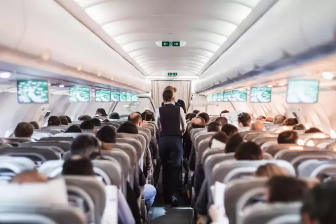 Wer unter Flugangst leidet, sollte Kontakt zur Crew im Flugzeug suchen. Sie hat in der Regel Erfahrung im Umgang mit ängstlichen Wer unter Flugangst leidet, sollte Kontakt zur Crew im Flugzeug suchen. Sie hat in der Regel Erfahrung im Umgang mit ängstlichen