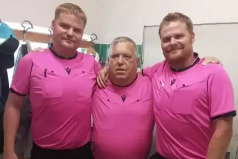 Die drei bilden häufiger ein Schiedsrichterteam: Daniel und Raphael Philipp (rechts) mit Volker Grundwald (Wörsbach). 