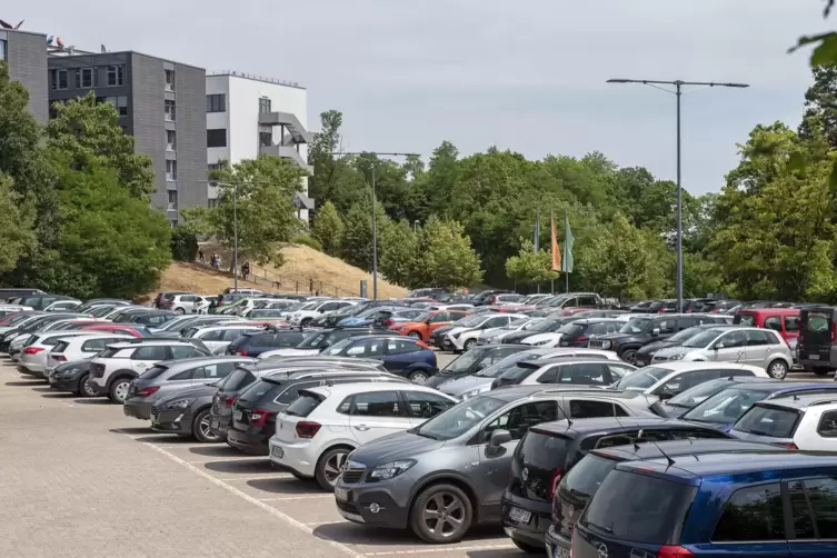 Der Uniparkplatz zu F&uuml;&szlig;en des Forts im richtigen Leben. 