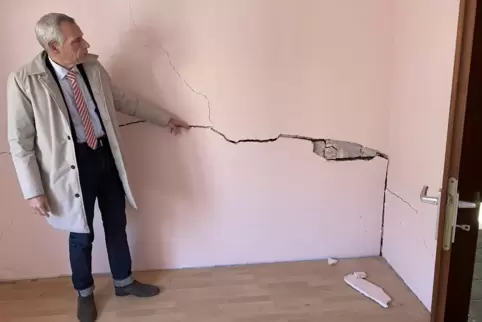 Wolfgang Schlachter zeigt Risse in der Wand einer der Wohnungen in der Schillerstraße 5. Wolfgang Schlachter zeigt Risse in der Wand einer der Wohnungen in der Schillerstraße 5.