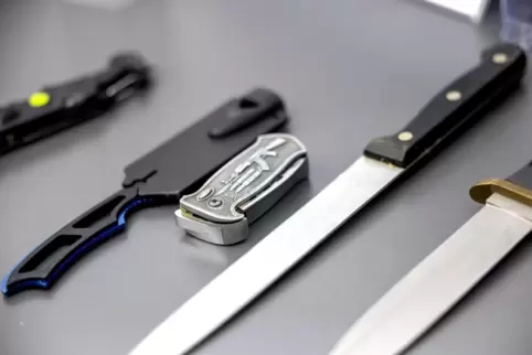 Der Mann darf keine Messer mit sich führen – auch keine waffenscheinfreien. Der Mann darf keine Messer mit sich führen – auch keine waffenscheinfreien.