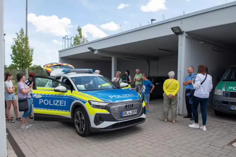 RHEINPFALZ-Leser beim Blick in den Elektrostreifenwagen der Landauer Polizei.