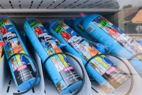 Lachgas-Kartuschen in einem Warenautomaten. 