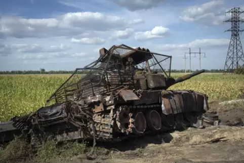 Wenige Kilometer von der ukrainischen Grenze entfernt liegt ein zerstörter russischer Panzer am Straßenrand in der Nähe von Suds
