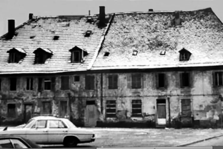 Das Foto des historischen Gebäudes auf der Westseite des Platzes der Kinderrechte wurde 1972 von der Stadtentwicklung vor der Sa