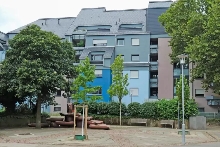 Auf dem Grundst&uuml;ck des historischen Hauses auf dem Platz der Kinderrechte hat die Bau AG 1981ein modernes Wohngeb&auml;ude errichtet.