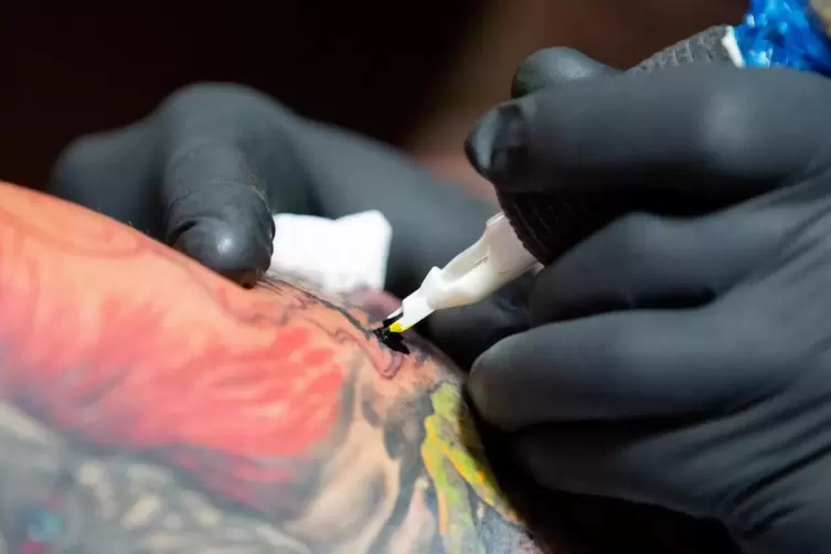 Fr&uuml;her waren Tattoos ein Zeichen von Rebellion, heute tr&auml;gt jeder f&uuml;nfte Mann in Deutschland eines, auch jede vierte Frau ist t&auml;