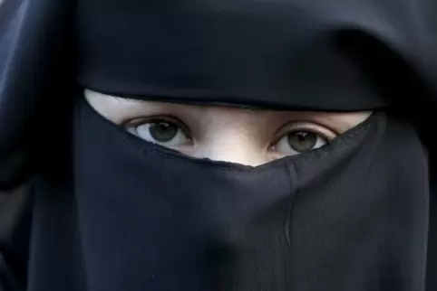 Behindert die Sicht und erschwert die Identifizierbarkeit von Fahrerinnen: der sogenannte Niqab. 