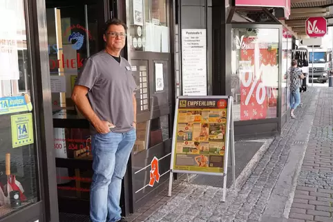 Arno Wagners Werbetafel steht auf seinem Lüftungsgitter und in der Flucht der Schaufensterfront des benachbarten Schuhhauses. Arno Wagners Werbetafel steht auf seinem Lüftungsgitter und in der Flucht der Schaufensterfront des benachbarten Schuhhauses.