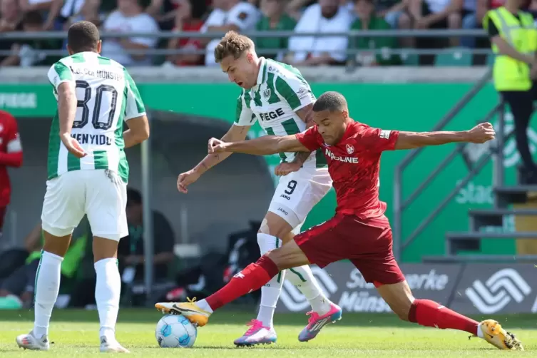 Viel Kampf, wenig Glanz: FCK-Mittelfeldspieler Jan Gyamerah (rechts) bei einer Balleroberung.