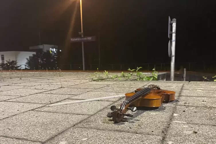 Die Geige geh&ouml;rt einem Musiker, der nachts um 4 Uhr auf einem leeren Bahnsteig gest&uuml;rzt ist. 