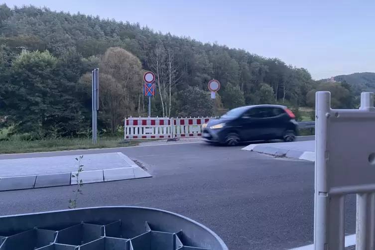 F&uuml;r Radfahrer geht es noch nicht bis Erlenbach. An der Bundesstra&szlig;e ist erstmal Schluss. 