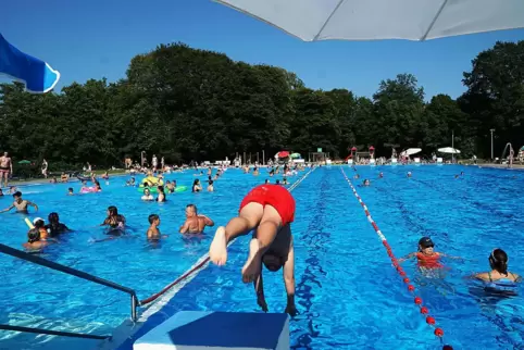 Am Tag des Freibads, den die Initiative „Erschließ mich neu“ organisiert hat, haben mehr als 100 Badegäste kostenlos das Seepfer
