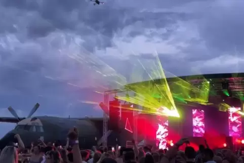 Dunkle Wolken ziehen über dem Festivalgelände auf. Links neben der Bühne ist die Transall zu sehen. Dunkle Wolken ziehen über dem Festivalgelände auf. Links neben der Bühne ist die Transall zu sehen.