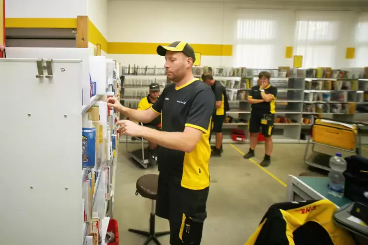 Am Zustellst&uuml;tzpunkt der Post in Rehweiler sortiert Felix Niebergall Briefe ein. 