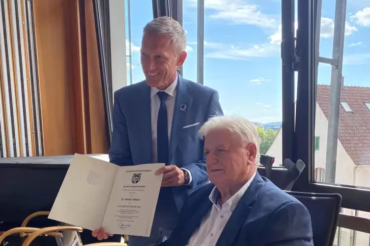 Walter Altherr (CDU) bleibt ehrenamtlicher Kreisbeigeordneter. 