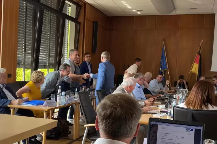 Landrat Ralf Le&szlig;meister ging durch die Reihen und verpflichtete alle Kreistagsmitglieder per Handschlag. 