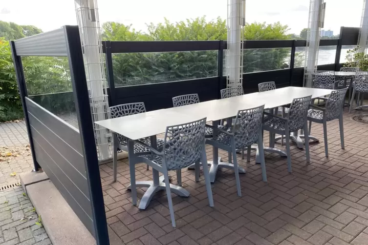 Blick ins Gr&uuml;ne statt auf den Fluss: die Terrasse des Restaurants Della Bona an der Rheinpromenade.