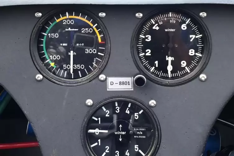Die wichtigsten Instrumente zentral im Blickfeld: oben links der Fahrtmesser, rechts H&ouml;henmesser, unten das Variometer.
