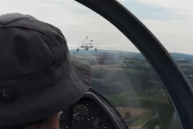 Dem Piloten &uuml;ber die Schulter geblickt: Vorne fliegt das Schleppflugzeug.
