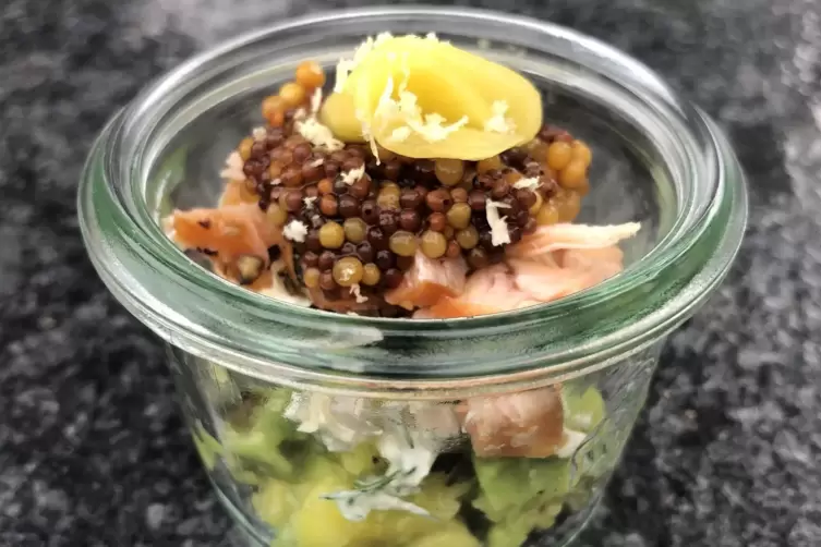 Kleine Senf-Vorspeise mit Lachs und Avocado. 