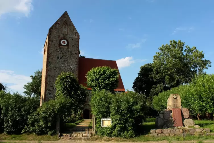 In Zernitz-Lohm, hier die Dorfkirche im Ortsteil Zernitz-Bahnhof, kam die AfD bei der Europawahl auf 33 Prozent der Stimmen. Und