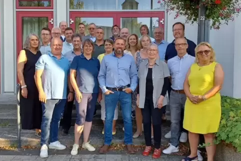 Dannstadt-Schauernheims Bürgermeisterin Manuela Winkelmann (rechts) mit ihrem neuen Gemeinderat, in dem nun die CDU nun die abso