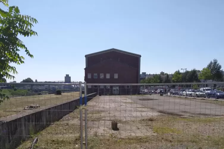 Im eingez&auml;unten Bereich soll vor dem k&uuml;nftigen Haus der ein Parkplatz mit 40 Stellpl&auml;tzen entstehen, daf&uuml;r entfallen die elf Par