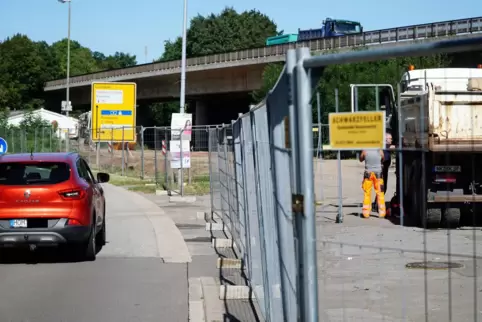 Zwischen dem Bootshaus und dem Bahnsteig des Haltepunkts Rosengarten haben die Bauarbeiten begonnen. Zwischen dem Bootshaus und dem Bahnsteig des Haltepunkts Rosengarten haben die Bauarbeiten begonnen.