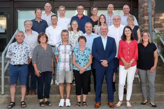 Der neue Otterstadter Gemeinderat für die Legislaturperiode 2024 bis 2029: (vorne von links) Markus Hög, Sonja Regenauer, Sascha Der neue Otterstadter Gemeinderat für die Legislaturperiode 2024 bis 2029: (vorne von links) Markus Hög, Sonja Regenauer, Sascha