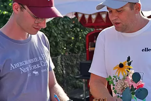 Christoph Wiesnet (rechts) plaudert mit Paul Kreiner. Christoph Wiesnet (rechts) plaudert mit Paul Kreiner.
