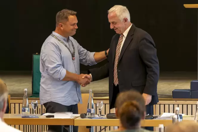 Jens Schlüter bedankt sich bei seinem Amtsvorgänger Bernd Eberle (FWG). Jens Schlüter bedankt sich bei seinem Amtsvorgänger Bernd Eberle (FWG).