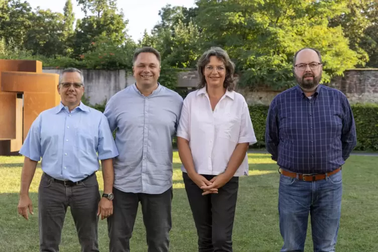 Der neue B&uuml;rgermeister Jens Schl&uuml;ter (zweiter von links) mit den neuen Beigeordneten (von links) Matthias Sch&ouml;n, Sabine Diehl (b