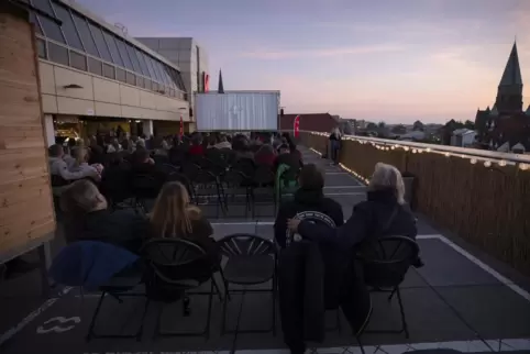 2019 fand das erste Open-Air-Kino auf dem Parkdeck des „K in Lautern“ statt. 2019 fand das erste Open-Air-Kino auf dem Parkdeck des „K in Lautern“ statt.