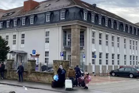 Die Geflüchteten sollen schon wenige Tage nach ihrer Ankunft einen Integrationskurs besuchen. Die Geflüchteten sollen schon wenige Tage nach ihrer Ankunft einen Integrationskurs besuchen.