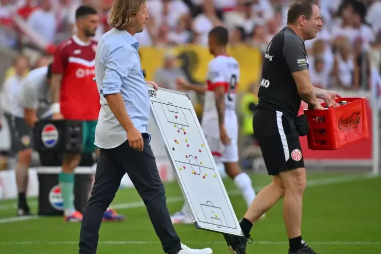 Taktikkonter: Der Mainzer Trainer Bo Henriksen packt in einer Trinkpause die Taktiktafel aus.