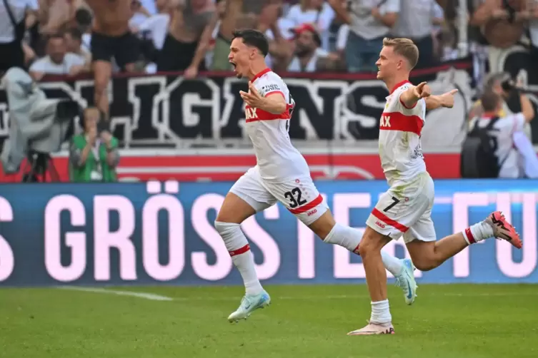 Jubellauf: Fabian Rieder (links) und Maximilian Mittelst&auml;dt freuen sich &uuml;ber Stuttgarts 3:2. 