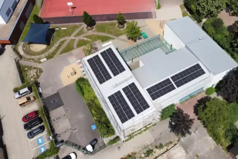 Die Grundschule Pestalozzi hat seit Kurzem eine Fotovoltaikanlage auf ihrem Dach.