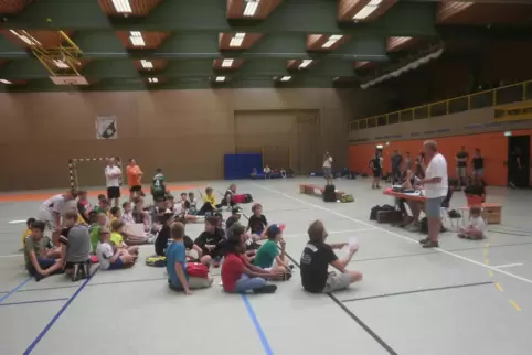 Siegerehrung bei einem früheren Turnier mit Handballabteilungsleiter Helmut Wesper. 
