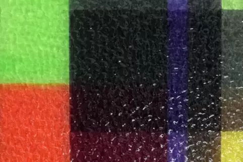  Durch den Einsatz transparenter und spiegelnder Flächen – beispielsweise aus Glas – bezieht Camill Leberer in seinen Werken den