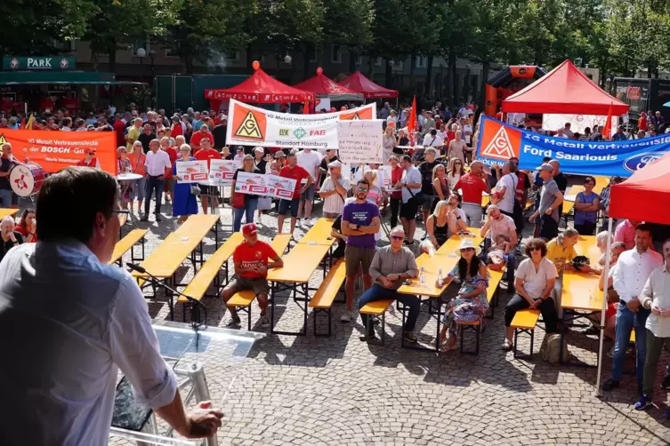 Oberb&uuml;rgermeister Marold Wosnitza macht den Besch&auml;ftigten Mut. 