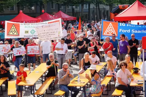 Schon beim Solidaritätsfest am Samstag zeigten sich die Tadano-Mitarbeiter und ihre Unterstützer kämpferisch. Schon beim Solidaritätsfest am Samstag zeigten sich die Tadano-Mitarbeiter und ihre Unterstützer kämpferisch.