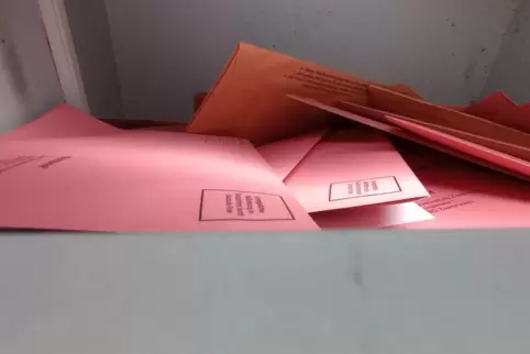 „Der Nachtbriefkasten der Stadtverwaltung war am Samstagabend vollgestopft mit Wahlbriefen“, schreibt ein Zweibrücker in seiner „Der Nachtbriefkasten der Stadtverwaltung war am Samstagabend vollgestopft mit Wahlbriefen“, schreibt ein Zweibrücker in seiner