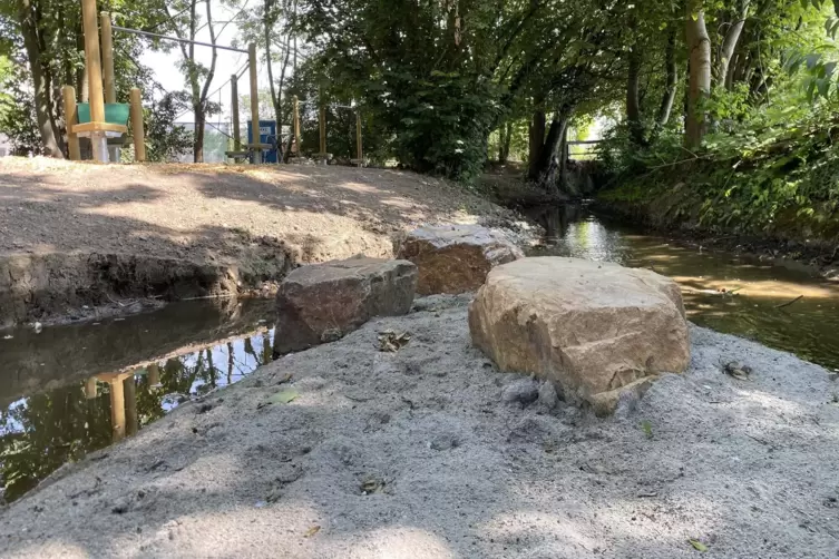 Kleine Strandoase im Eckbach, die &ouml;ffentlich begehbar sein wird. Im Hintergrund der neue Kletterparkours. 