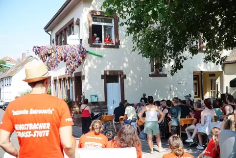Vor rund 120 Zuhörern haben Francesco Daniele und Lea Lauer aus dem oberen Fenster des Dorfgemeinschaftshauses die Hengstbacher 