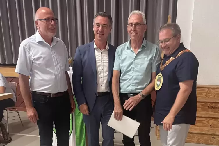 Gruppenbild mit Richard Geiler (2.v.r.). Mit dabei (v.l.n.r.): B&uuml;rgermeister Volker Po&szlig;, Kreisbeigeordneter Christoph Buttweiler