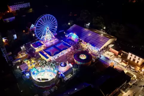 Farbenklecks im nächtlichen Kusel: die Herbstmesse aus der Luft. 
