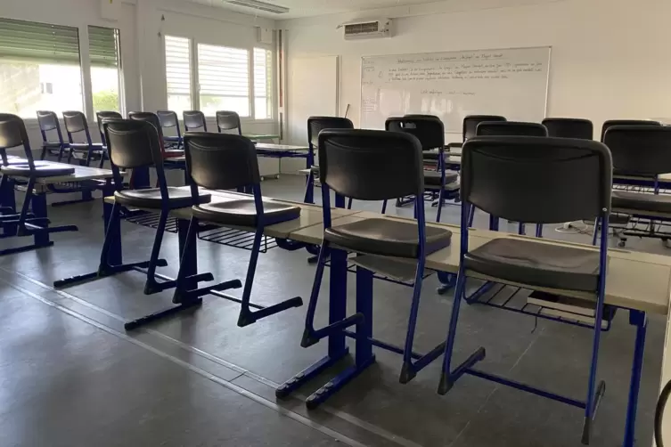 Blick in ein Klassenzimmer im Containerblock.